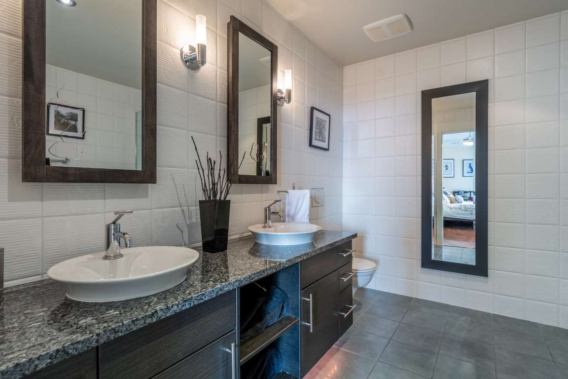 606847DunsmuirRoad_28_2020_©_SteveDrakeMedium at HOME Victoria