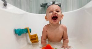 Pediatrician’s tips on transitioning little ones from a baby bath to a bathtub